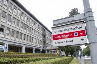 Le canton de Zurich veut élargir le nombre de places disponibles en études de médecine à l'Université de Zurich pour lutter contre la pénurie de praticiens nationaux (image symbolique). KEYSTONE/MELANIE DUCHENE